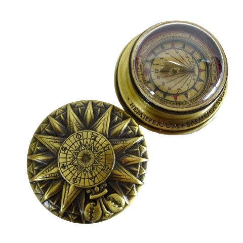 Messing Renaissance-Zonnekompas met Gravure - Elegant Vintage Cadeau met een Hoogte van 4,5 cm en een Diameter van 8,5 cm