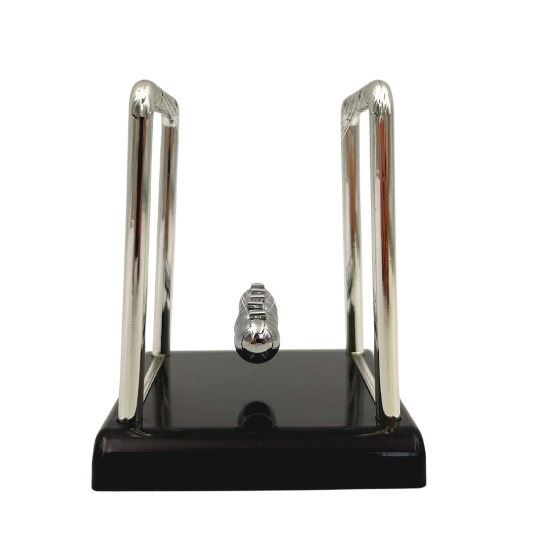 Newtonpendel met gravure – elegant antistress-gadget voor op het bureau, ideaal als cadeau – hoogte 9 cm, stalen kogels, minimalistisch design