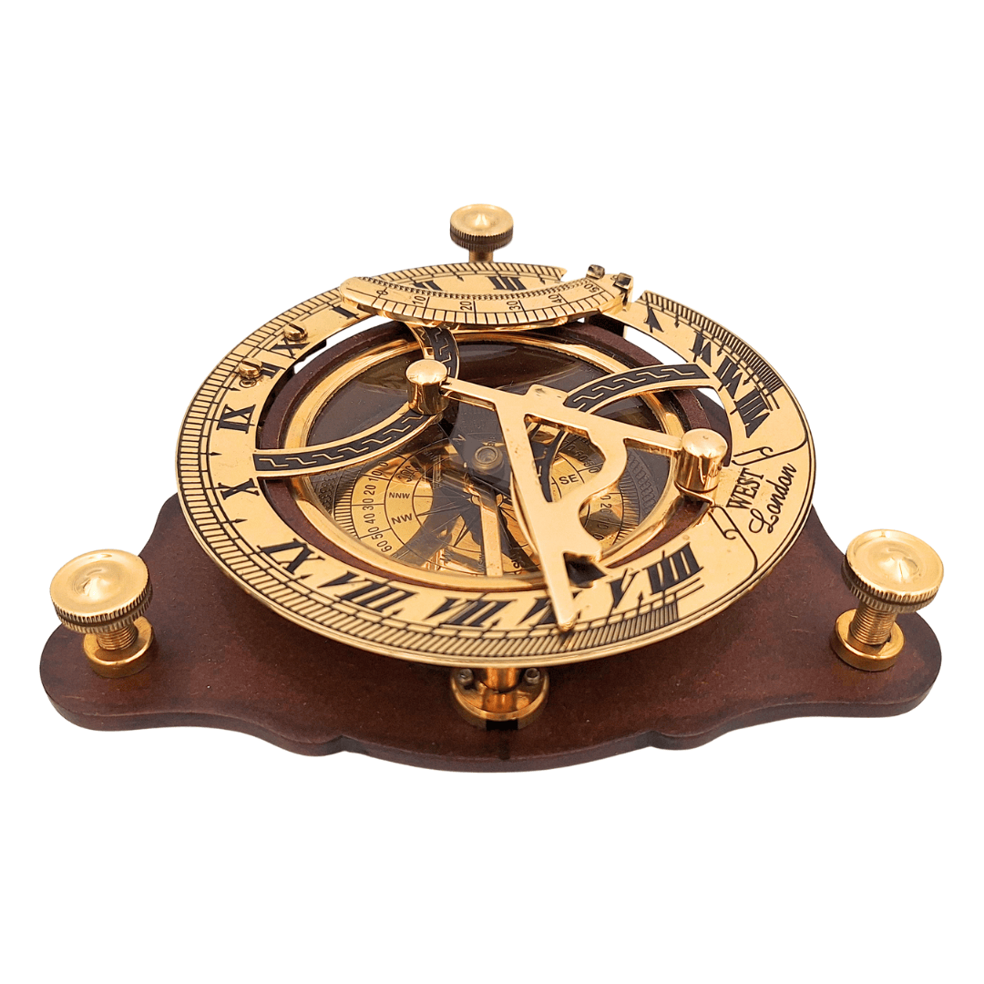 Elegant messing kompas met zonnewijzer op houten voet C064 met mogelijkheid tot personalisatie met gravure