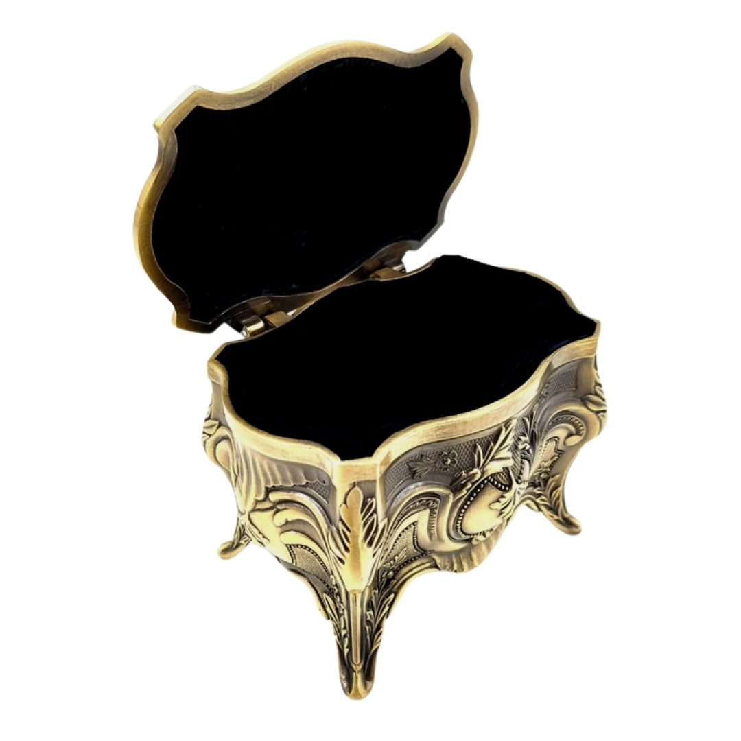 Gouden metalen retro sieradendoosje met mogelijkheid tot personalisatie met gravure - elegant en rijkelijk versierd, ideaal als cadeau - afmetingen: 10,8 x 7,7 x 9,2 cm, robuust en indrukwekkend, perfect voor het bewaren van waardevolle voorwerpen