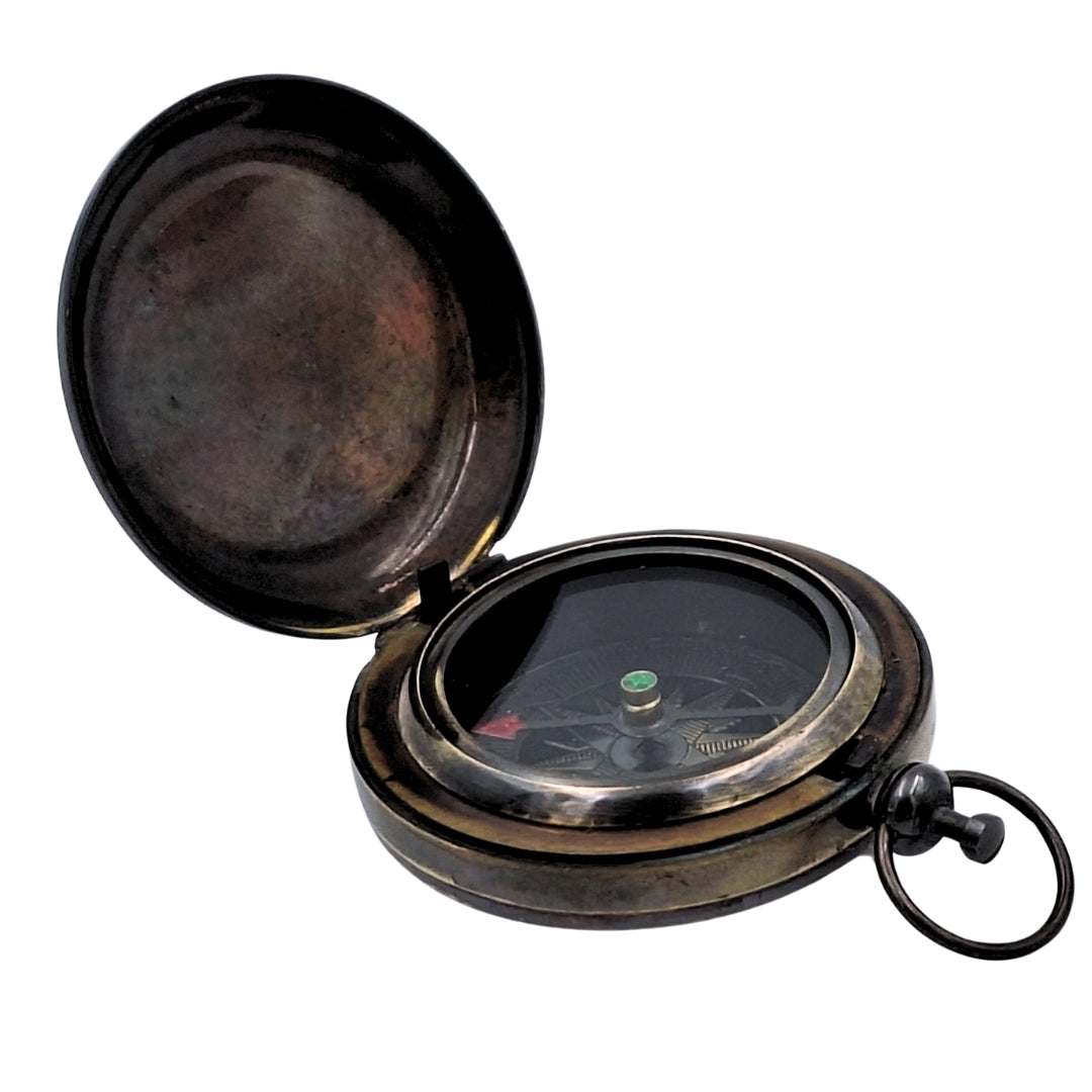 Retro toeristisch kompas van messing met antieke afwerking en mogelijkheid tot graveren – ideaal cadeau voor reizigers en natuurliefhebbers – afmetingen 6 x 5 x 1,75 cm, sluit met een deksel dat het glas beschermt
