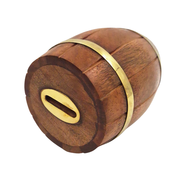 Houten spaarpot in de vorm van een ton met messing beslag