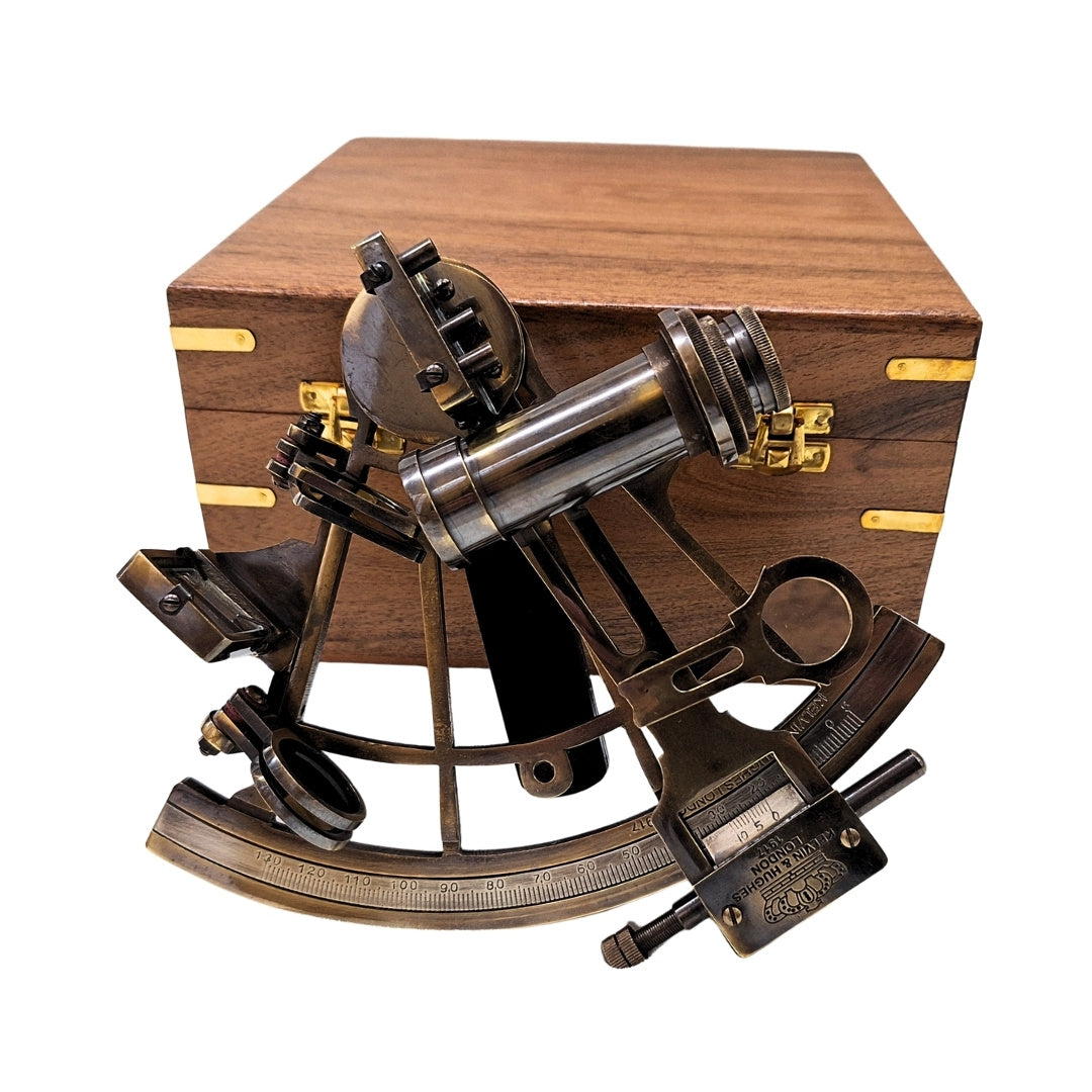 Messing sextant met gravure in houten doos