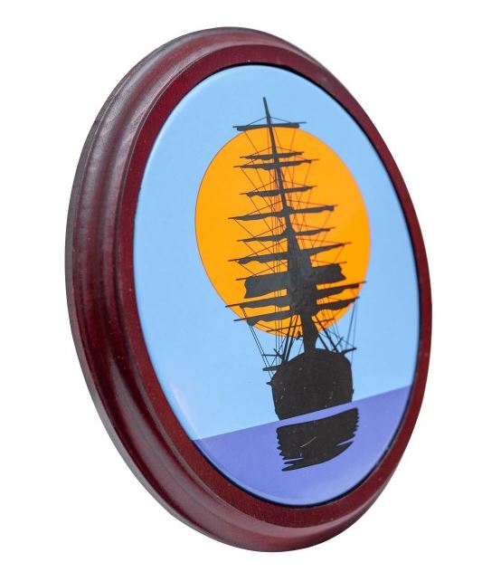 Emaille bord zeilschip bij zonsondergang met houten omlijsting