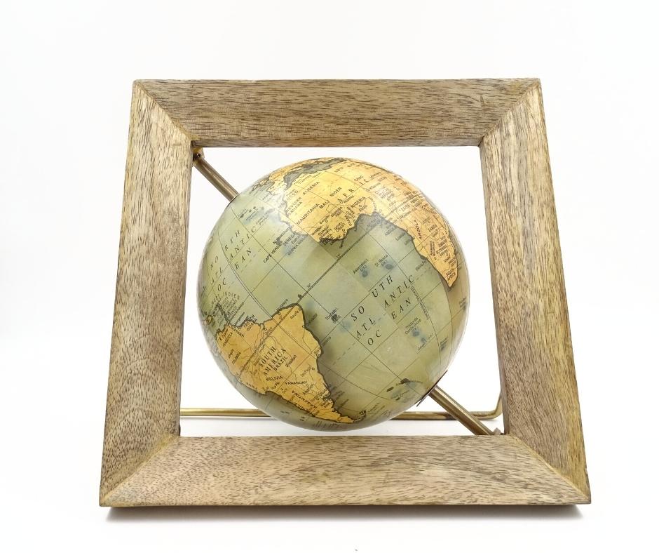 Decoratieve wereldbol GLB-40 in een houten frame met mogelijkheid tot personalisatie met gravure, blauw-gele kaart, diameter 15 cm