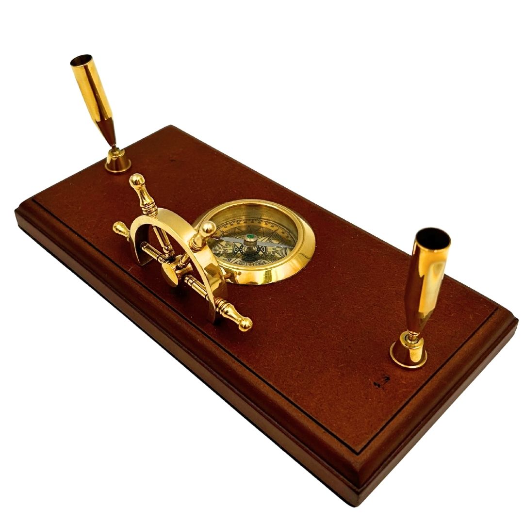 Maritieme bureauset met gravure – stuurwiel, kompas, pennenhouders van gepolijst hout en messing