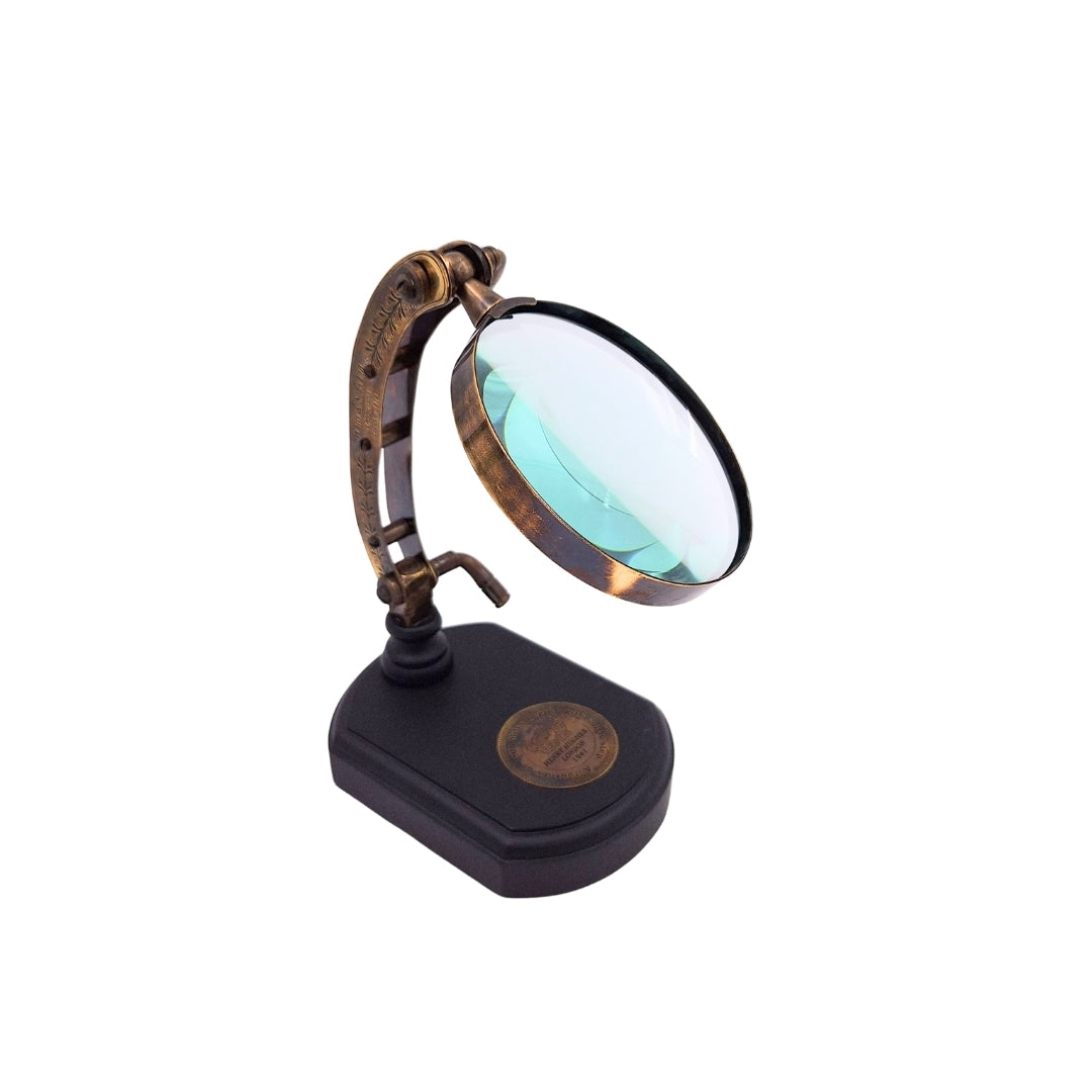 Elegante loep op houten voet met verstelling, mogelijkheid tot personalisatie met gravure, ideaal als cadeau, hoogte 20 cm, vergrootglas 10 cm, messing behuizing en arm