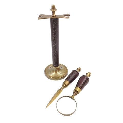 Bureauset met vergrootglas en briefopener MIS-0742 met mogelijkheid tot personalisatie door gravure, elegante leren bekleding, ideaal als cadeau, afmetingen: 18 x 7.5 x 3.5 cm (vergrootglas), 18 x 3.5 x 3.5 cm (mes)