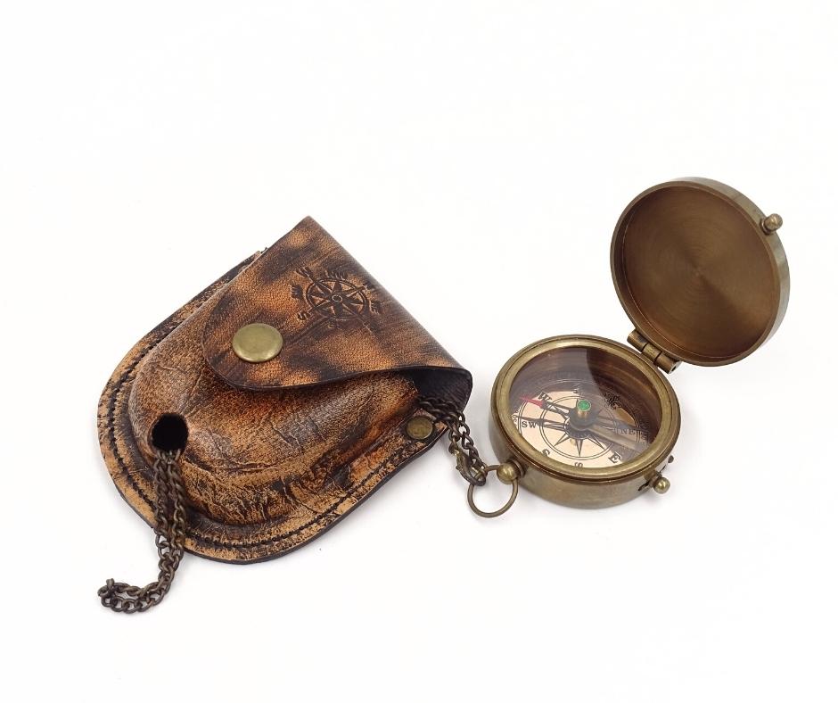 Afsluitbaar kompas met ketting in leren etui C-64