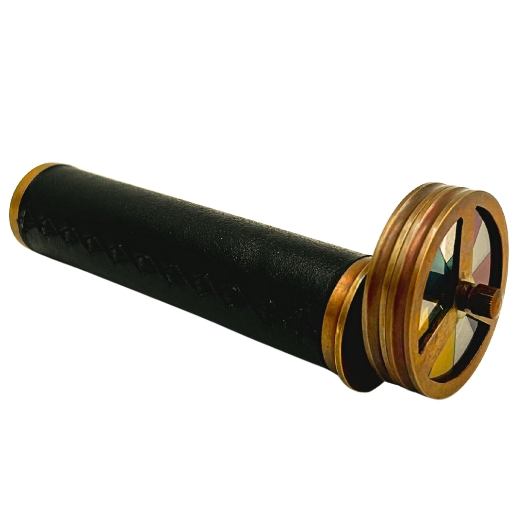 Retro caleidoscoop van messing en leer met mogelijkheid tot personalisatie met gravure - elegant cadeau met een hoogte van 18 cm en een diameter van 5,5 cm