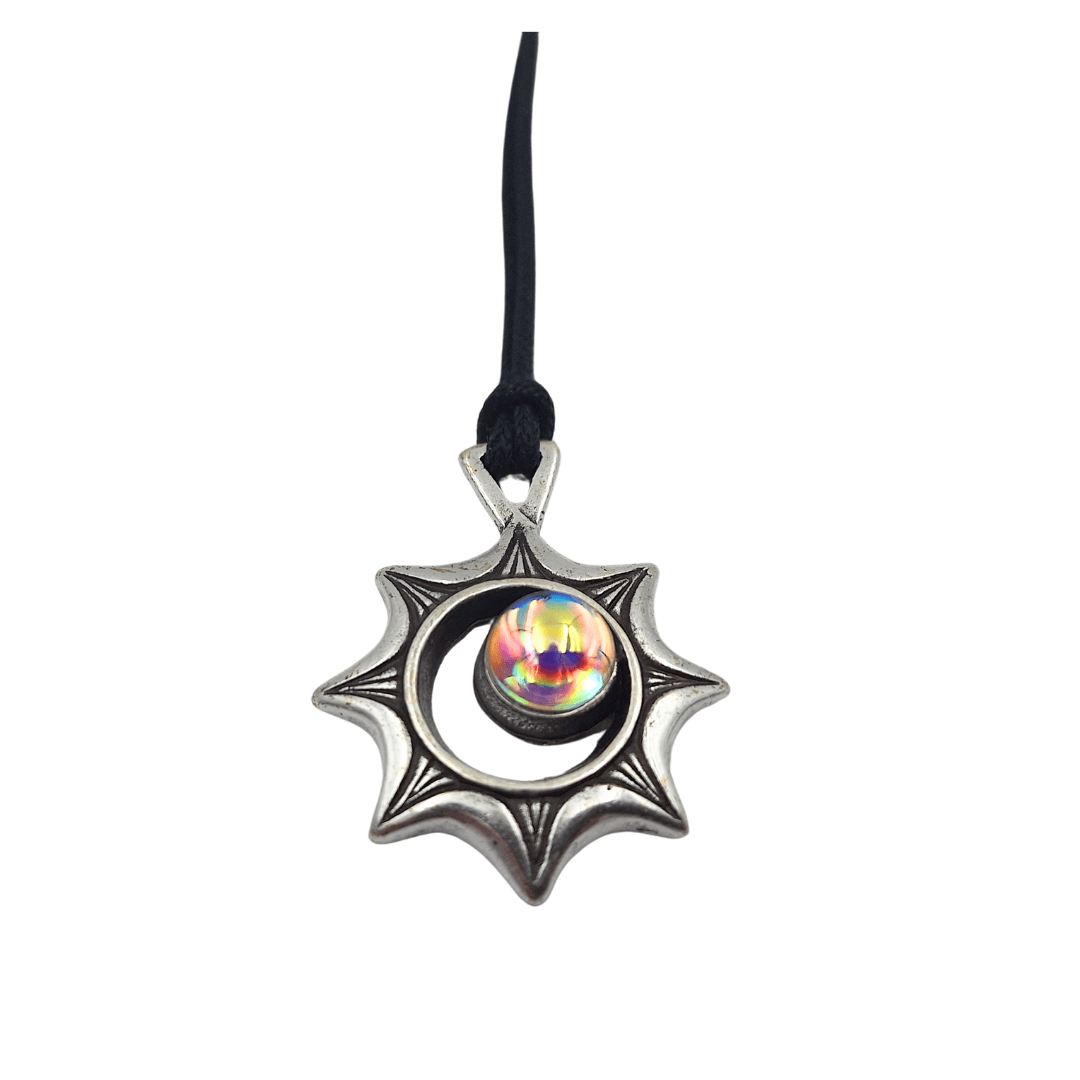 Ketting Zonsverduistering met gravure – Optische illusie met Tsjechisch kristal, gepersonaliseerd cadeau voor reizigers, hoogwaardig zamak, verstelbare lengte 45-62 cm