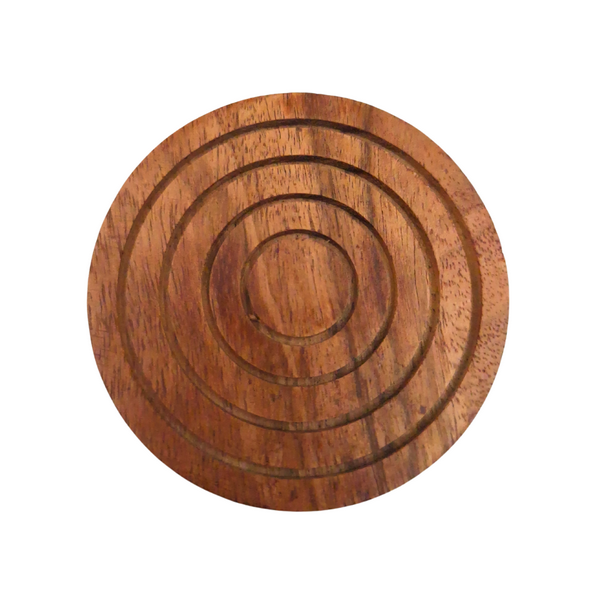Houten onderzetters voor bekers met gravure - set in de vorm van een vat met 6 onderzetters en houder met messing versieringen
