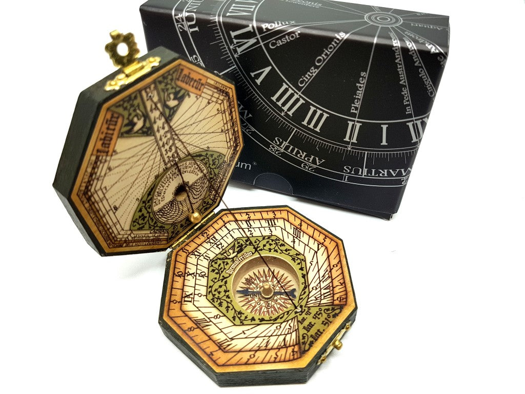 Octagonale zonnewijzer en kompas H06 met mogelijkheid tot personalisatie met gravure – elegant cadeau voor navigatieliefhebbers, gemaakt van hout en messing, met rijke ornamentiek, afmetingen 7,3 x 2 cm