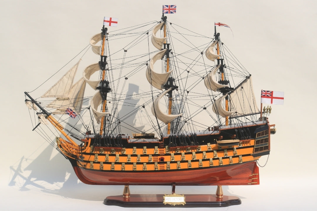 Model van het zeilschip HMS Victory 80cm, gemonteerd, met mogelijkheid tot personalisatie door gravure - Exclusieve decoratie als cadeau, handgemaakt van exotisch hout, hoge kwaliteit en oog voor detail