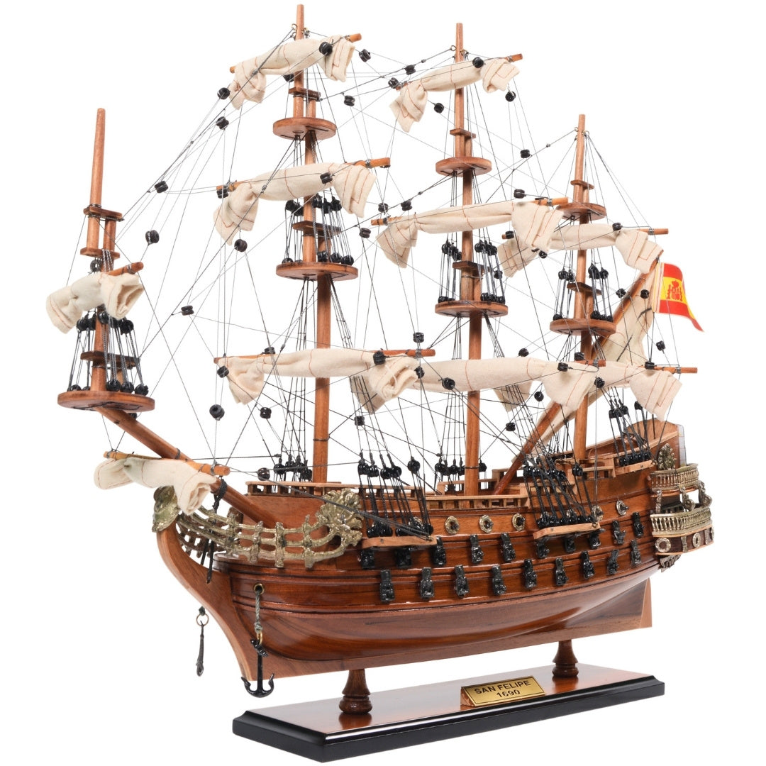 Exclusief model van het zeilschip San Felipe SF45R met gehesen zeilen, handgemaakt van exotisch hout, mogelijkheid tot personalisatie met gravure, ideaal als cadeau, afmetingen 48,3 cm x 17,8 cm x 45,7 cm