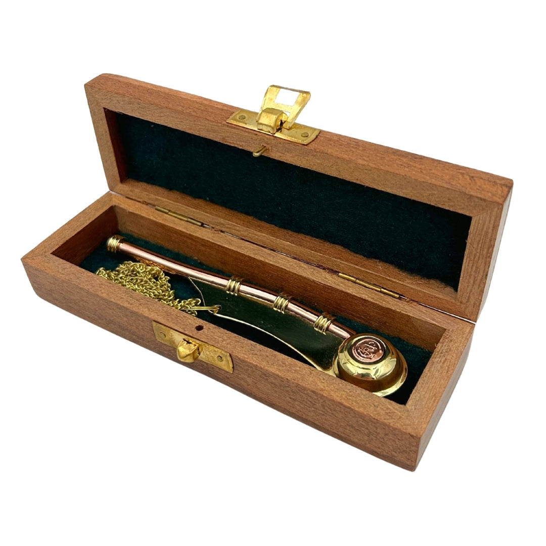 Bootsmansfluit met gravure in elegante houten doos – messing, 12,5 cm