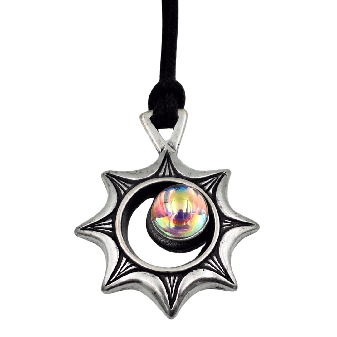 Ketting Zonsverduistering met gravure – Optische illusie met Tsjechisch kristal, gepersonaliseerd cadeau voor reizigers, hoogwaardig zamak, verstelbare lengte 45-62 cm