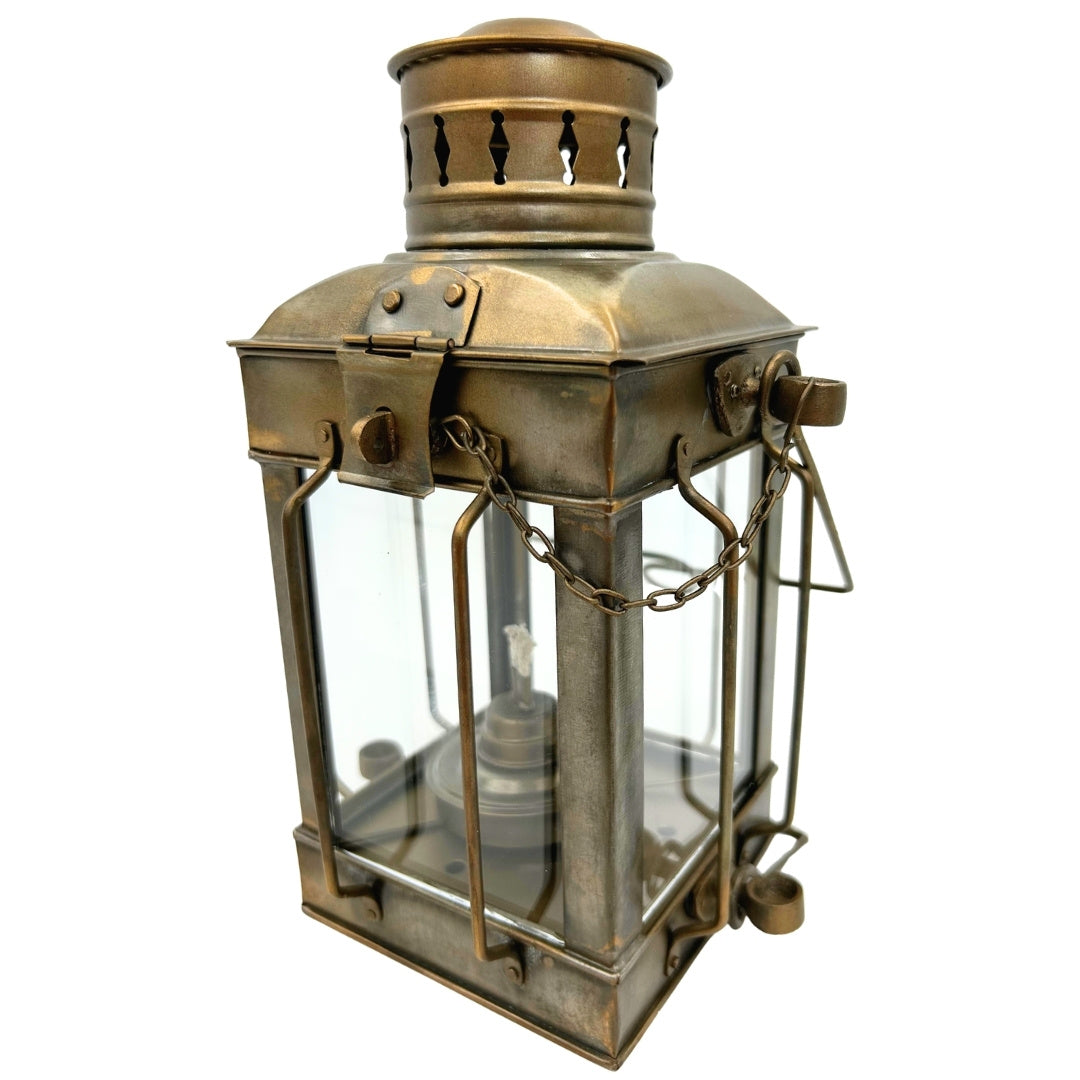 Retro stalen petroleum lamp LT608 in de kleur verouderd messing met graveermogelijkheid