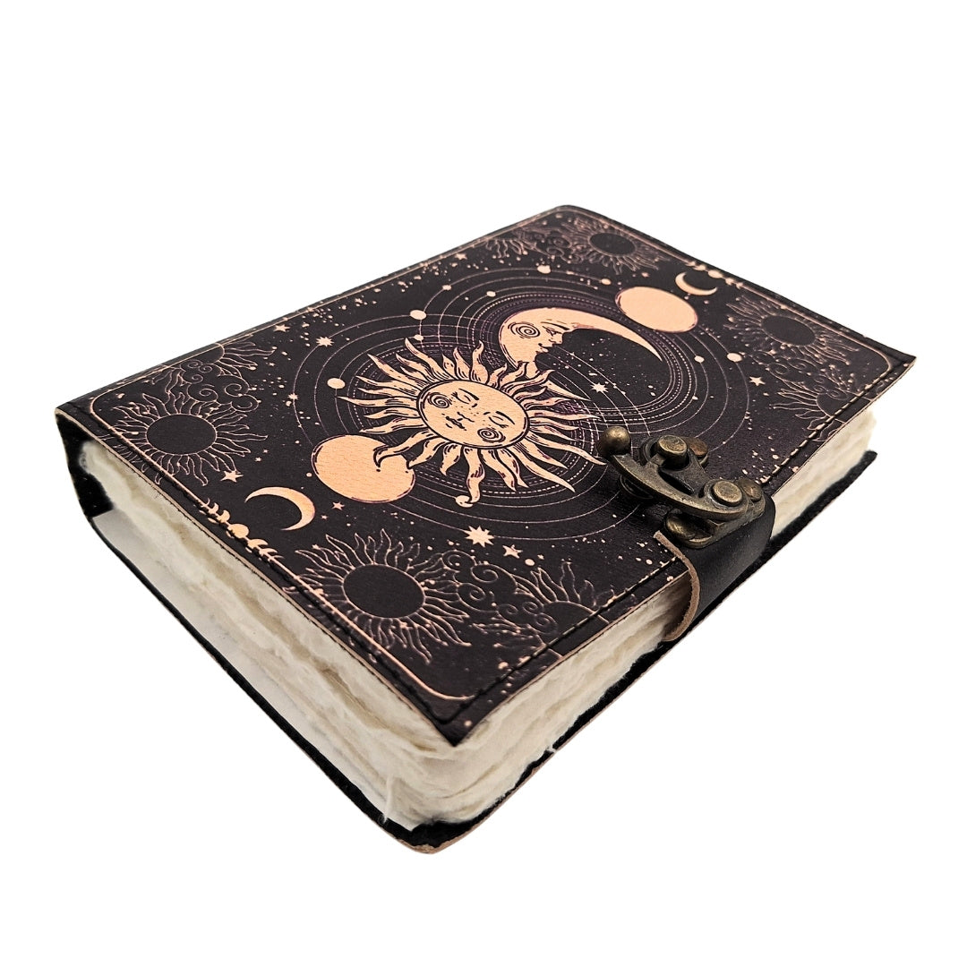 Decoratief leren notitieboek Zon en Maan 200 pagina's met mogelijkheid tot personalisatie door gravure, marineblauw, gemaakt van geitenleer, ideaal als cadeau