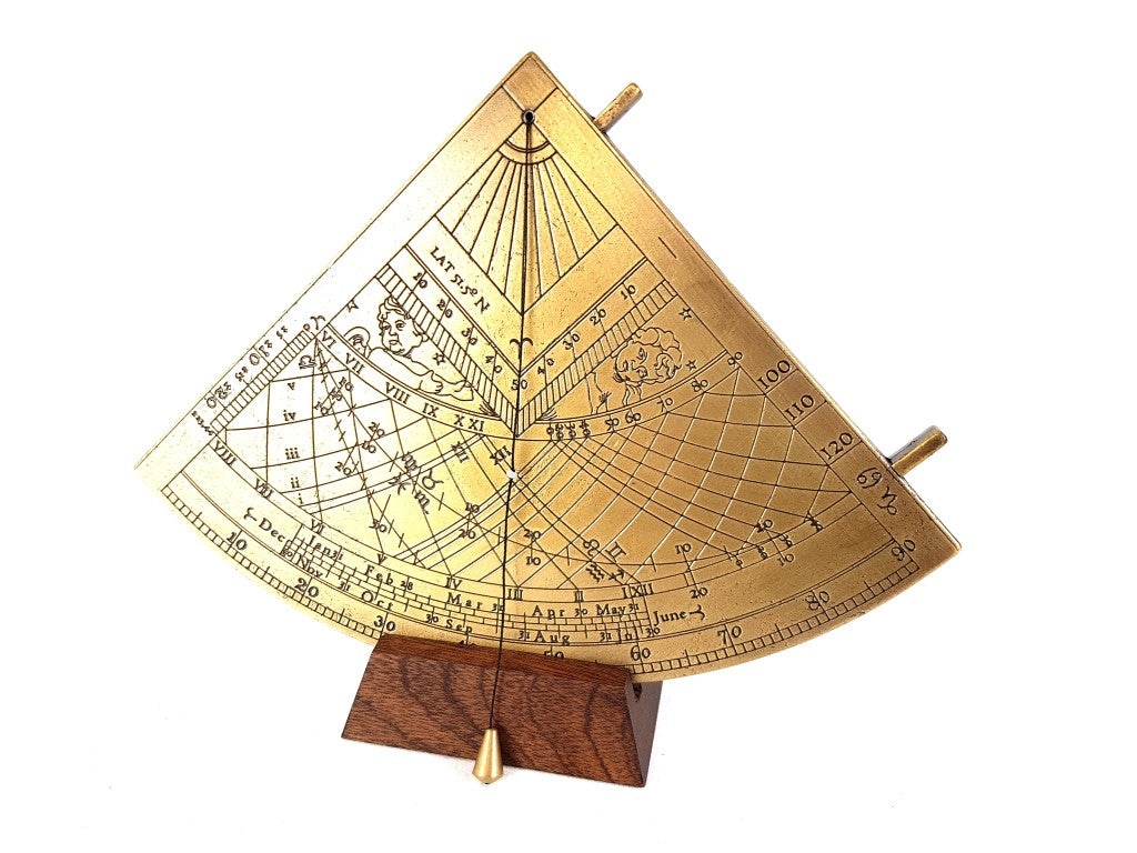 Messing zonnekwadrant Gunter H39 met houten voet, mogelijkheid tot personalisatie met gravure, ideaal cadeau voor liefhebbers van astronomie, hoogte 17 cm, elegante geschenkverpakking