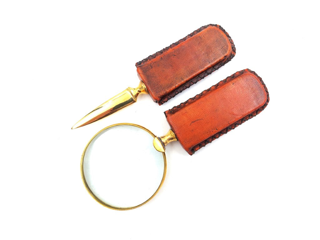 Messing vergrootglas en briefopener met met leer omwikkeld handvat