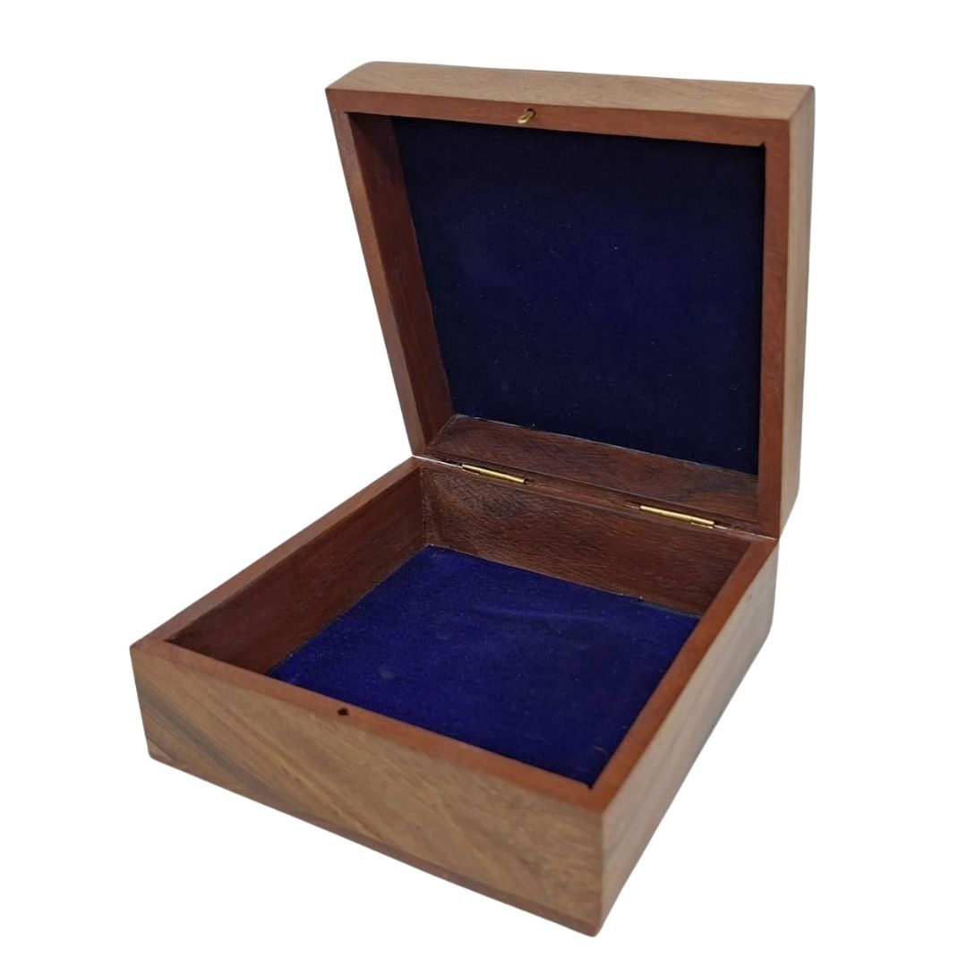 Elegante houten doos met marineblauwe inzet 14x14x6,5 cm met mogelijkheid tot personalisatie door gravure