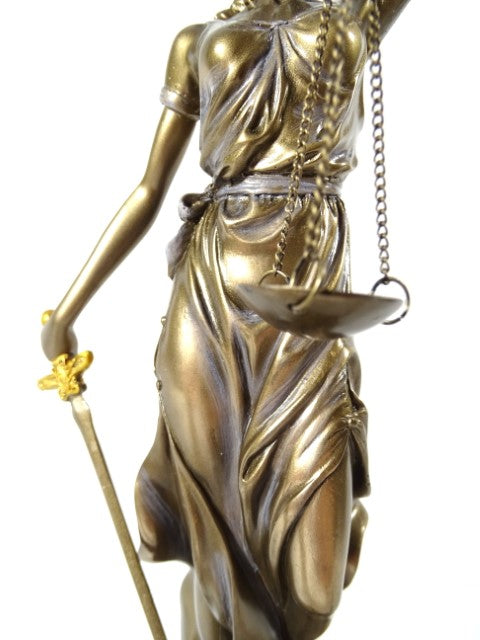 Beeldje Themis 35 cm met mogelijkheid tot personalisatie met gravure - elegant cadeau voor een advocaat, rechter of juridisch adviseur, gemaakt van polyresin in goudkleur met antieke afwerking