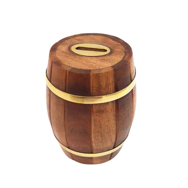 Houten spaarpot in de vorm van een ton met messing beslag