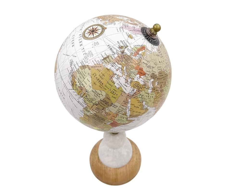 Decoratieve wereldbol Voyager op een marmer-houten voet met optie voor personalisatie van de gravure – elegant cadeau voor reisliefhebbers, hoogte 32 cm, diameter 15,5 cm, witte kaart met kleurrijke continenten