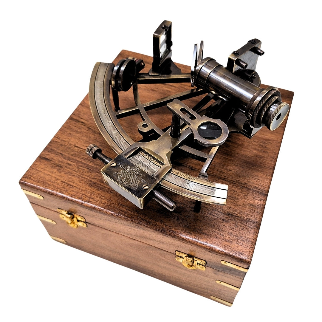 Messing sextant met gravure in houten doos