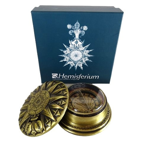 Messing Renaissance-Zonnekompas met Gravure - Elegant Vintage Cadeau met een Hoogte van 4,5 cm en een Diameter van 8,5 cm