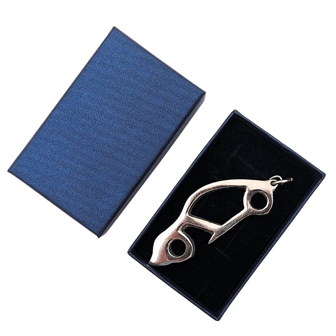 Metalen sleutelhanger auto met flesopener en gravure in een elegant doosje