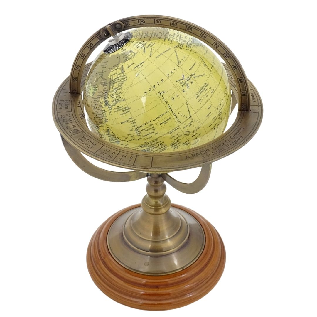 Decoratieve globe met messing voet en personaliseerbaar met gravure