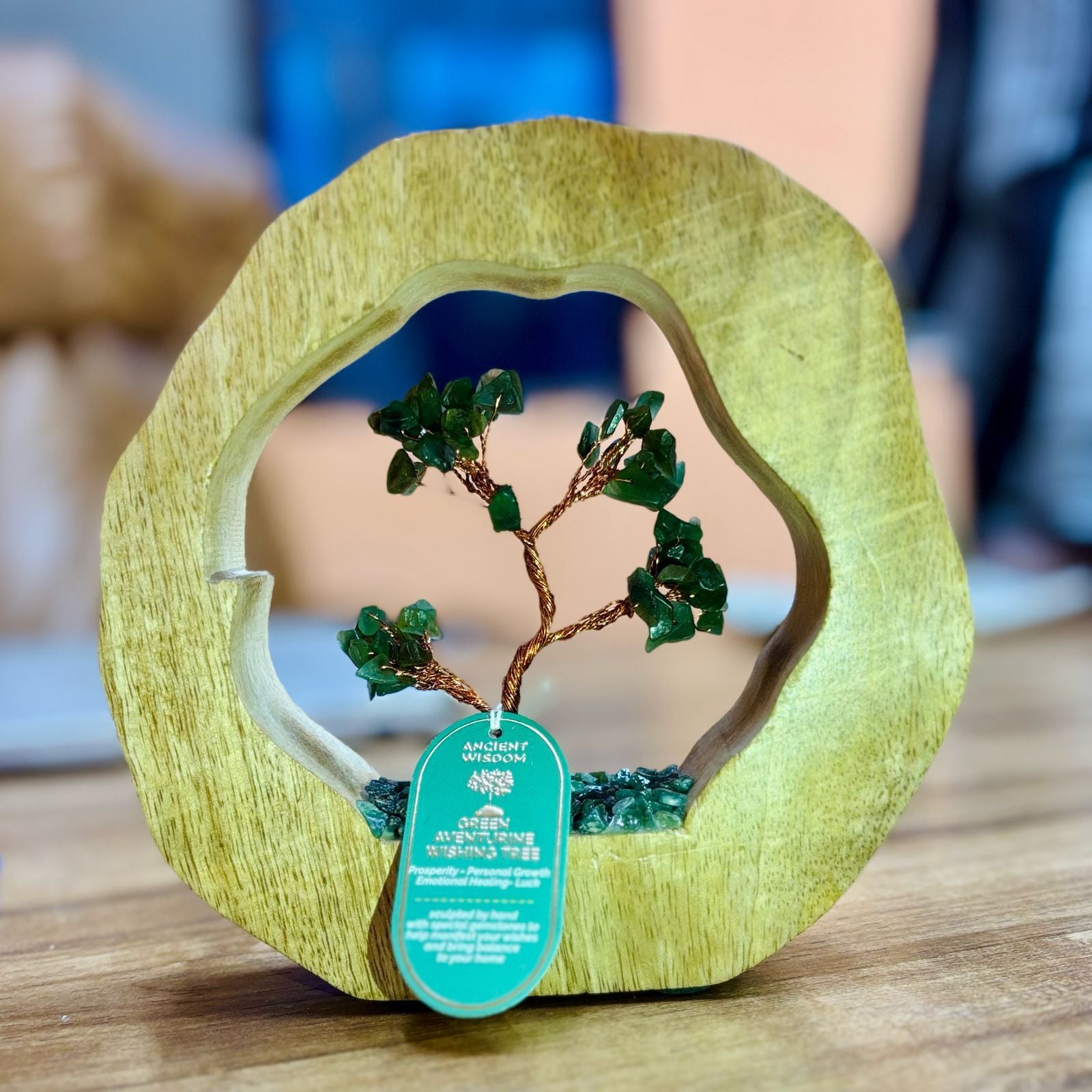 Bomentuin van groene aventurijn in een ring van mangohout - Handgemaakt met 60 chipstone-stenen - Ideaal als cadeau - Afmetingen 17,5x17x4 cm, gewicht 350 g