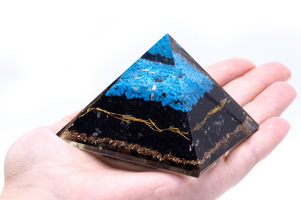 Orgonietpiramide met turkooizen top en zwarte toermalijn