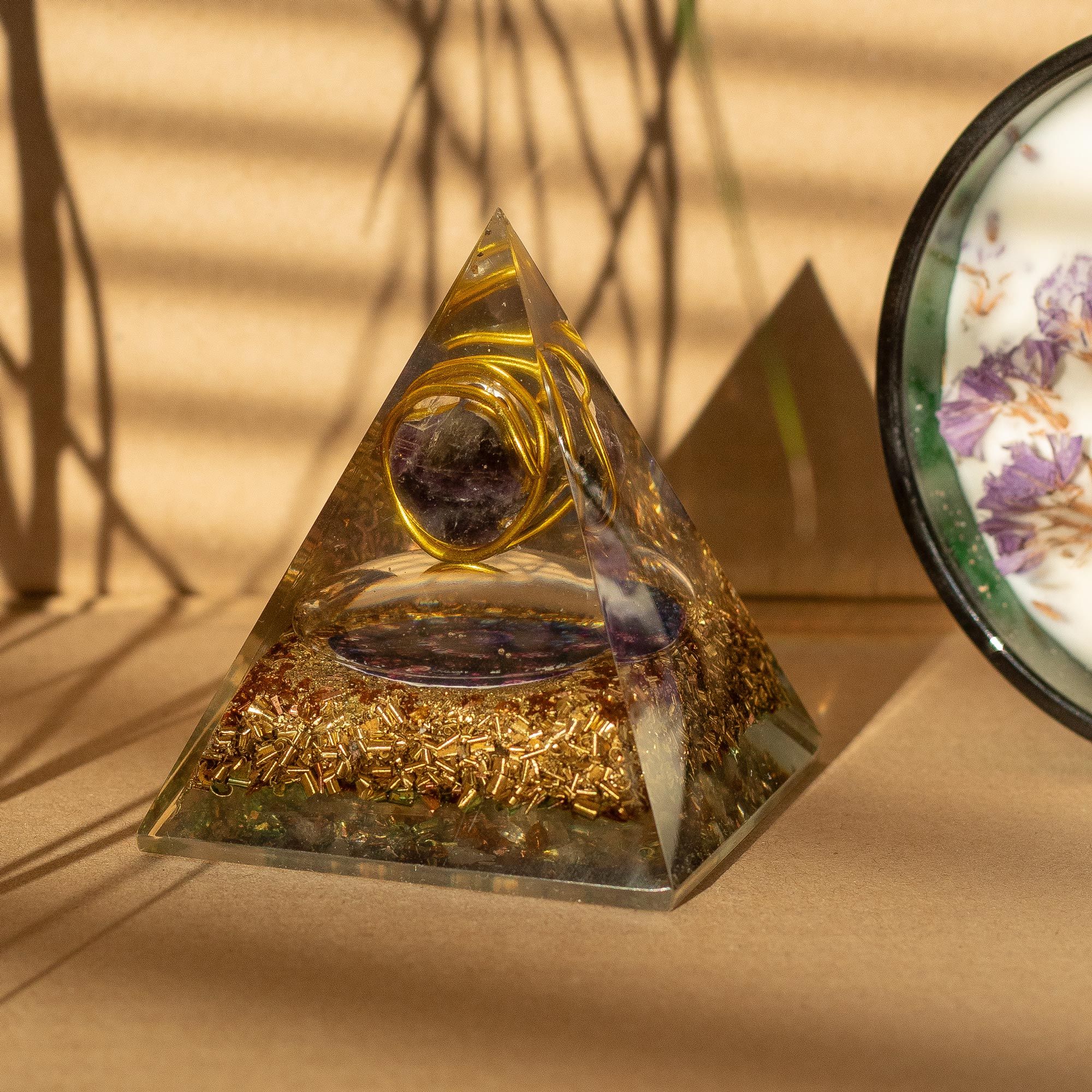 Middelgrote orgonietpiramide met amethist en koper 7x6 cm