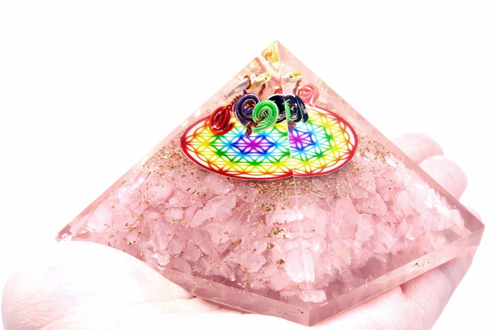 Rozenkwarts orgonietpiramide met regenboogpatroon van de Levensbloem