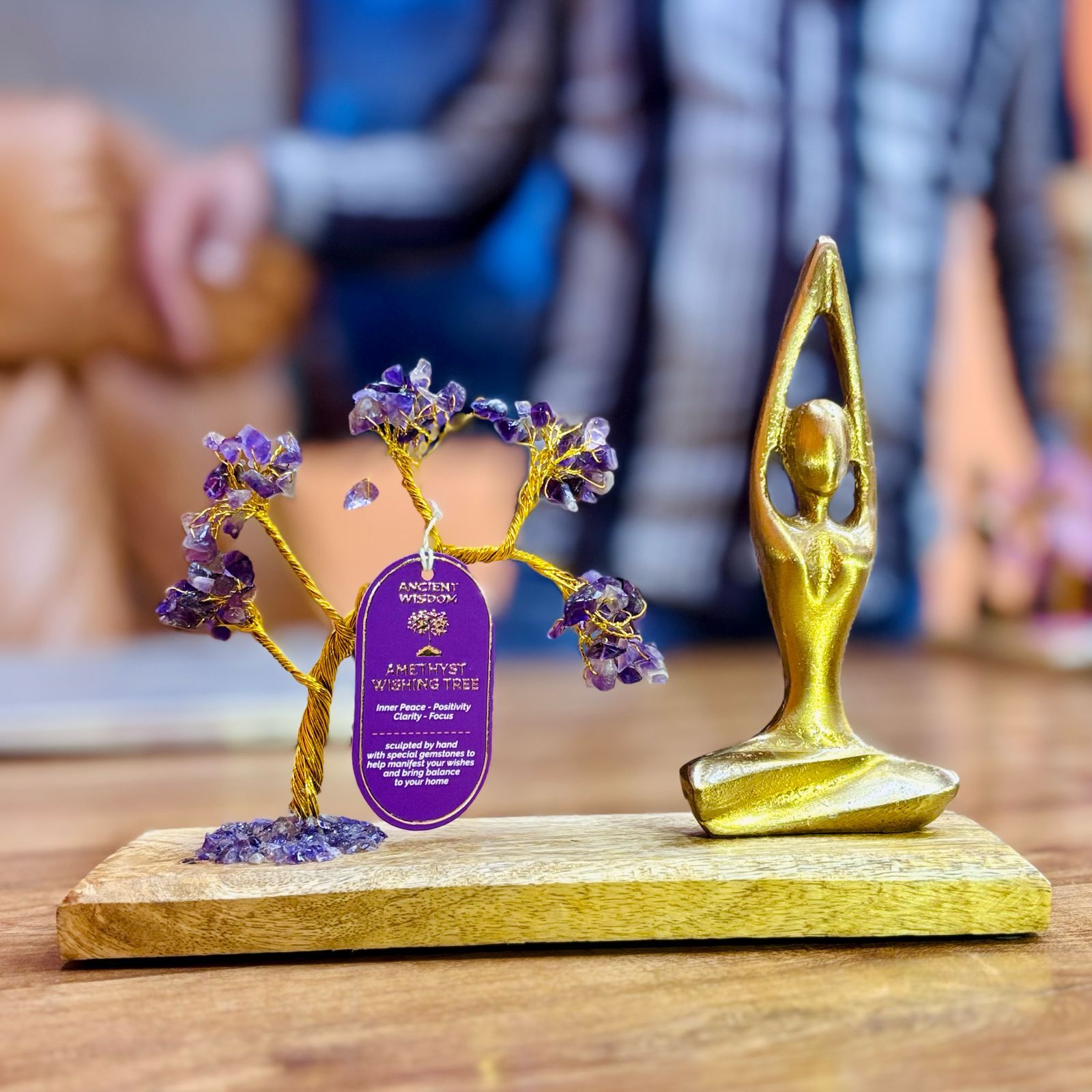 Yogatuin met edelstenen: Sukhasana met amethist