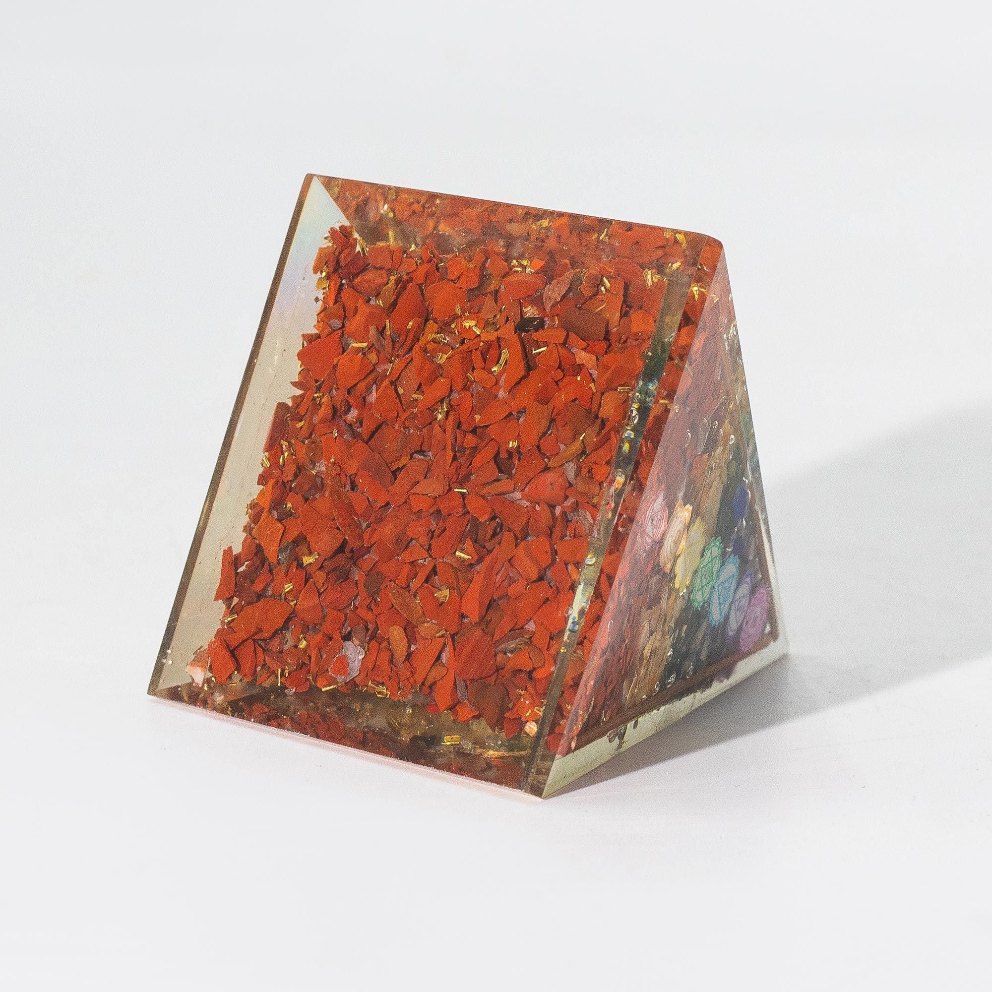 Middelgrote orgonietpiramide 7x6 cm met koperen staven en 7 chakrastenen - veelkleurig element voor energetische harmonie als cadeau