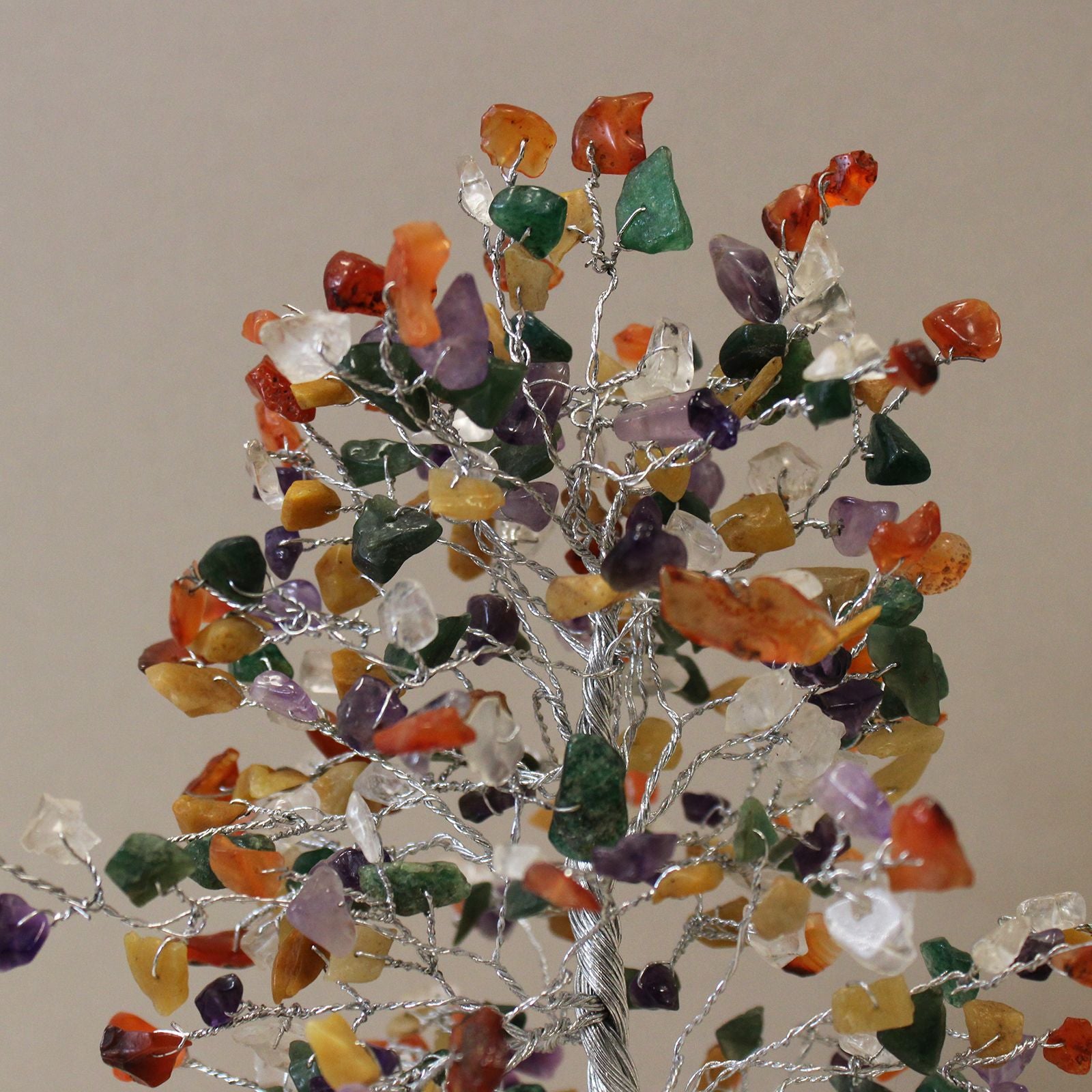 Geluksboompje met organietbasis - 320 kleurrijke stenen - Opvallende decoratie voor in huis of als cadeau - Stabiele standaard van organiet - Symbool van positieve energie en harmonie