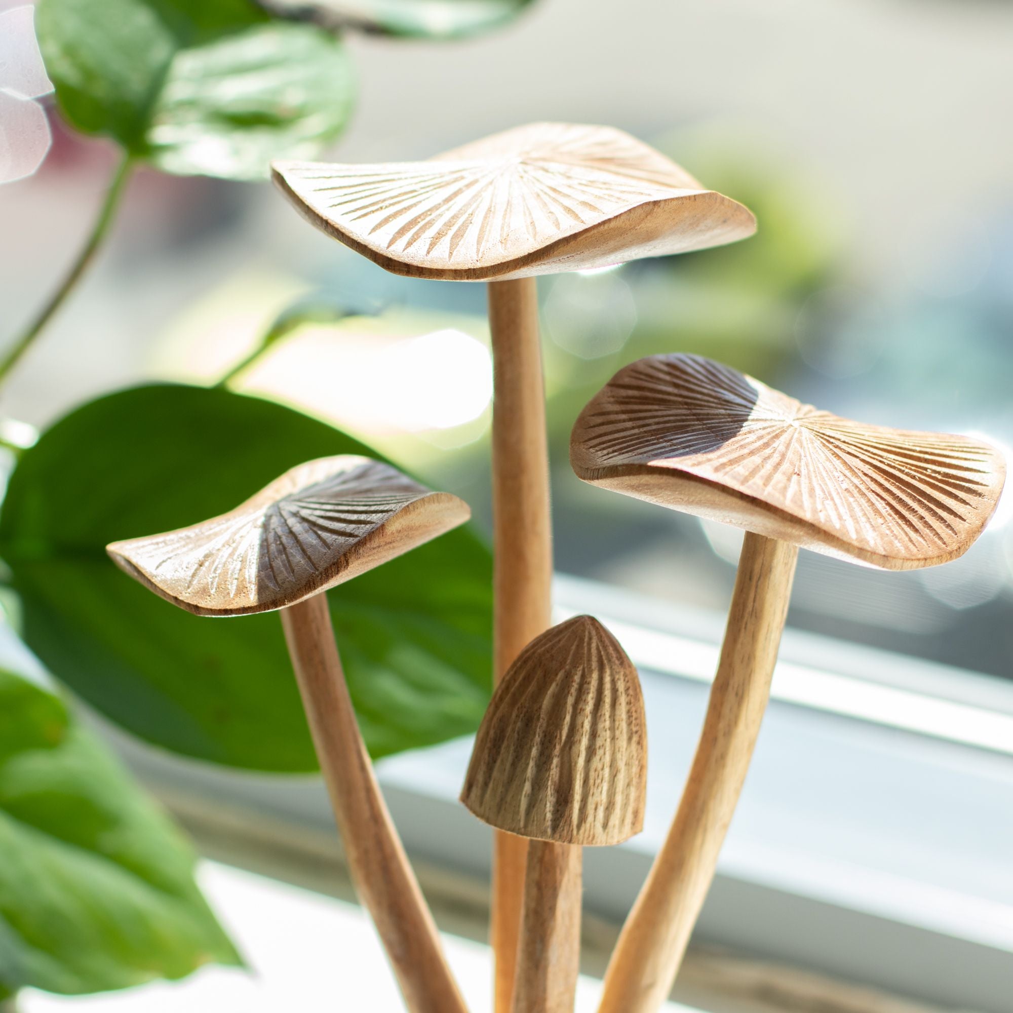 Handgesneden bospaddenstoelen - set van 4 grote paddenstoelen van natuurlijk hout, ideaal als cadeau - hoogte 14 cm, unieke rustieke stijl, perfect voor interieurdecoratie