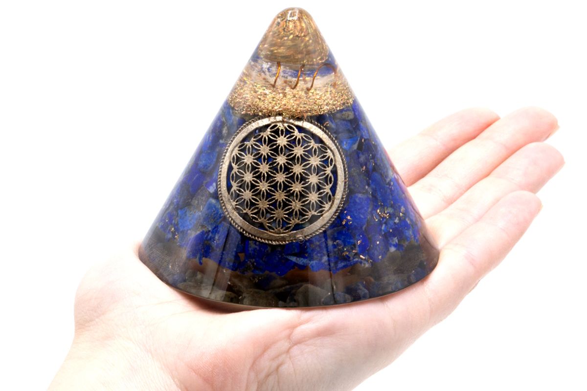Orgonietkegel lapis levensbloem met hangend kwarts - 90 mm, blauw-goud, glashars en metaalspaanders
