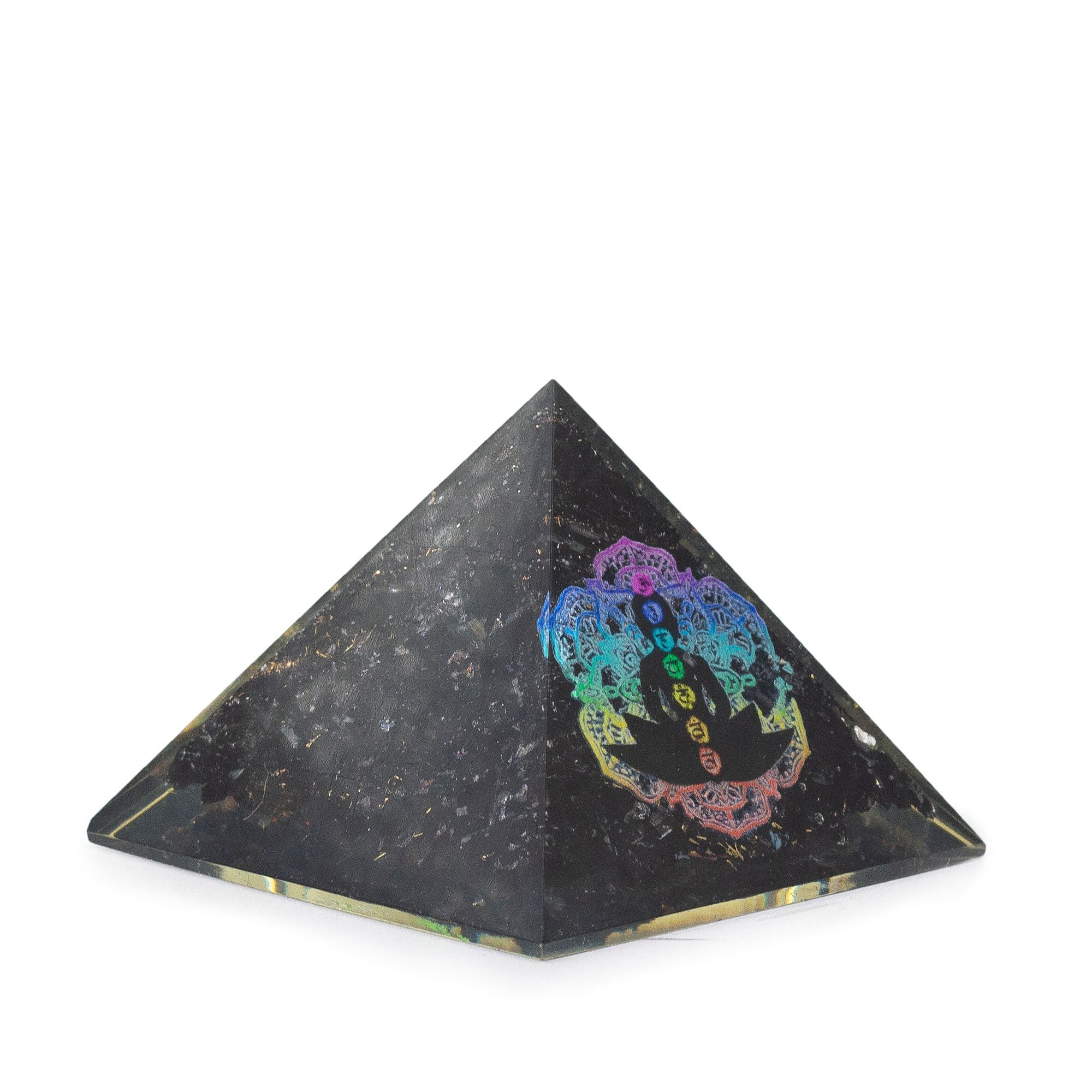 Kleine orgonietpiramide van zwarte toermalijn 5.5x4.5cm met Boeddha-chakramotief