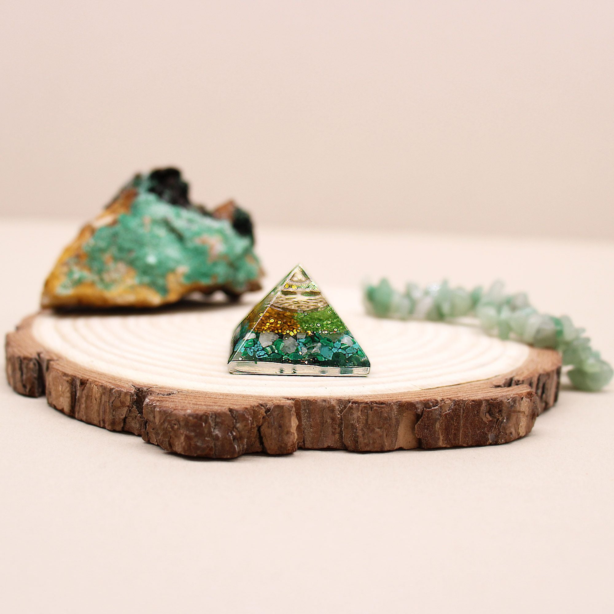 Kleine orgonietpiramide 25mm met groene edelstenen en koper