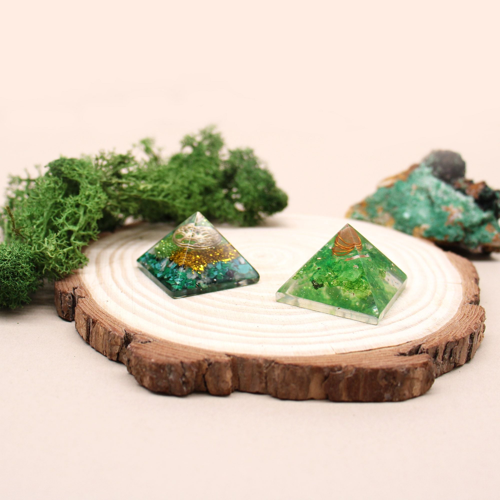 Kleine orgonietpiramide 25mm met groene edelstenen en koper