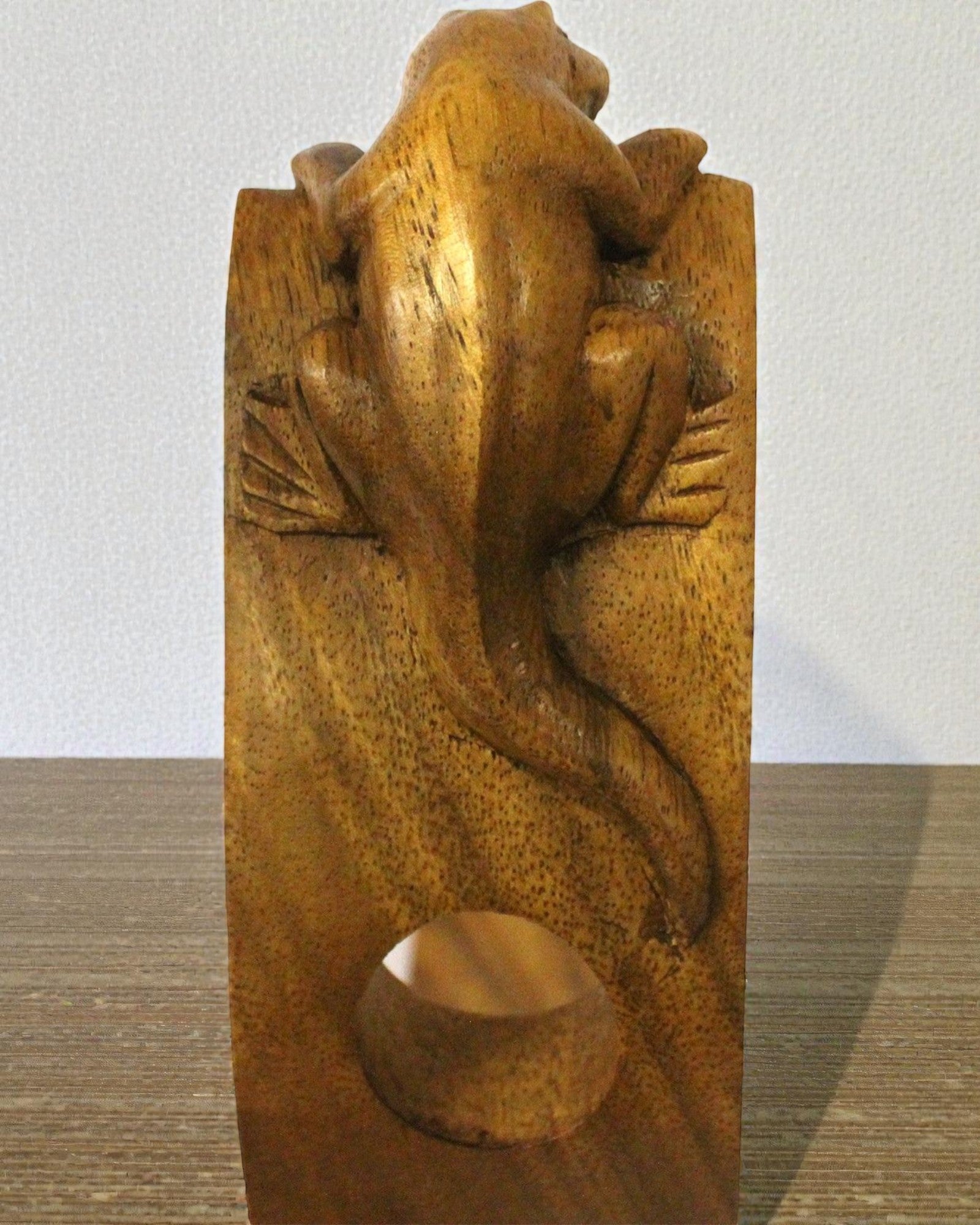 Gekon Balance – Artistieke balancerende wijnhouder van suarhout