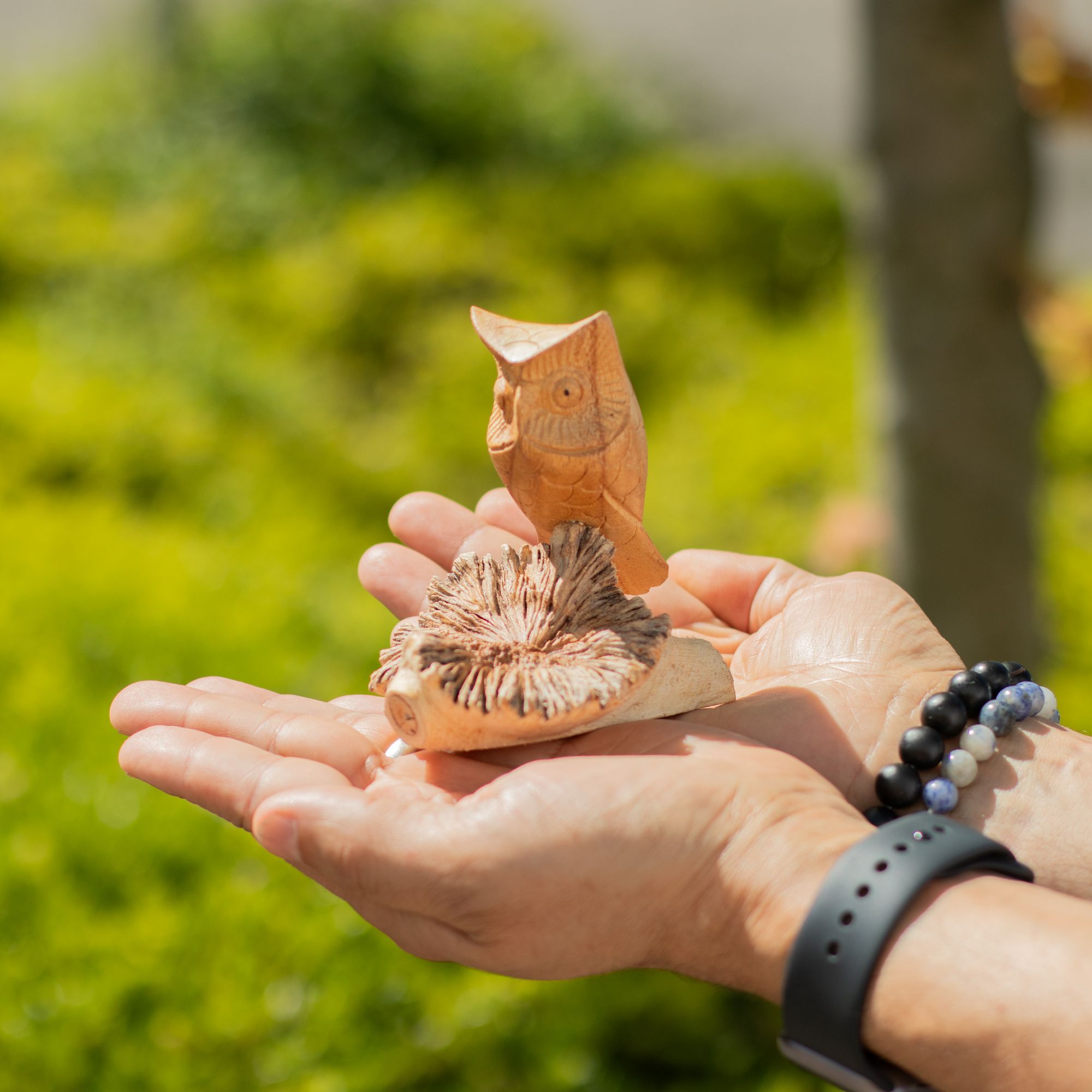 Handgemaakt uilenbeeld van boomknobbel - Uniek cadeaufiguur, hoogte 11 cm, natuurlijke tinten uit Indonesië
