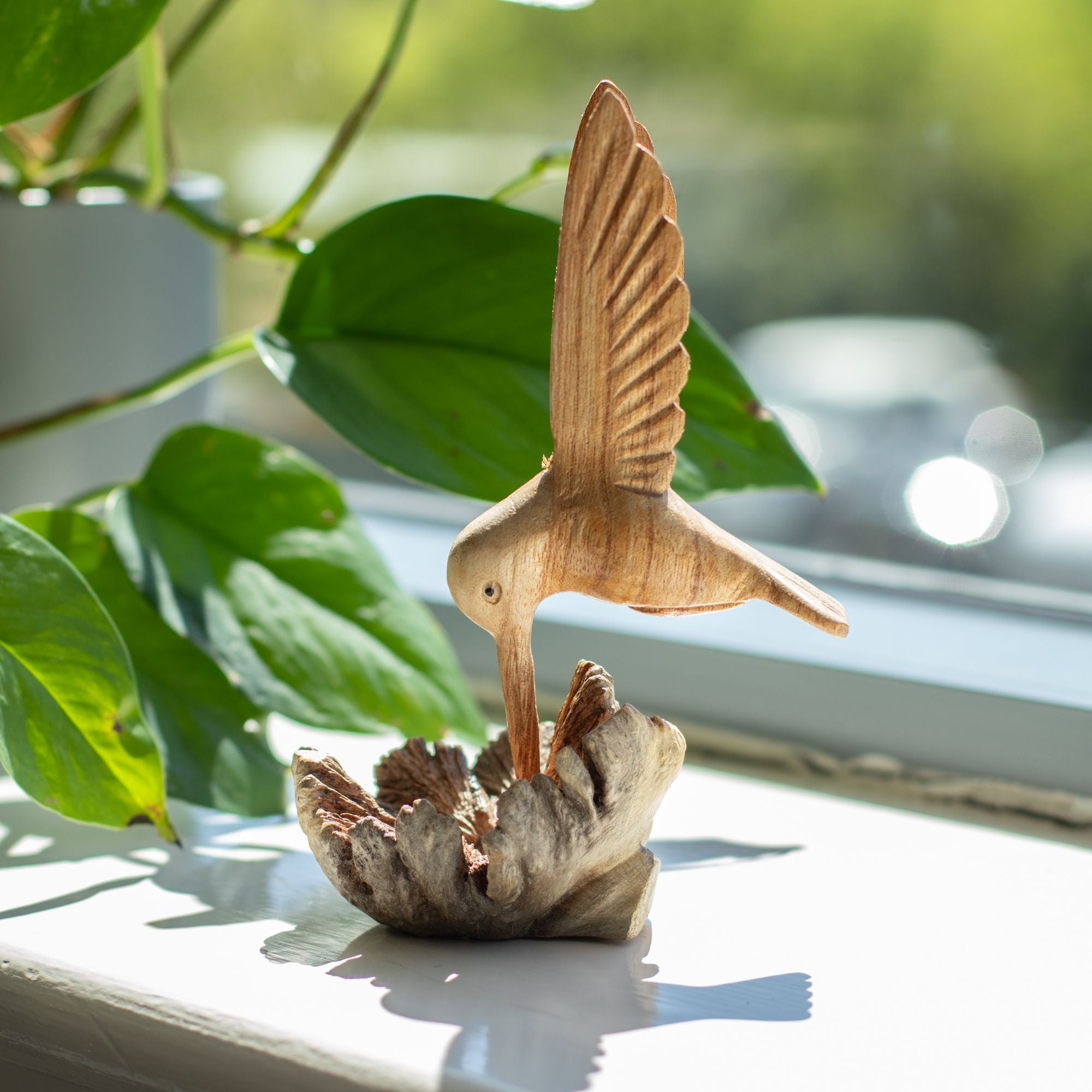 Handgemaakt beeld van een kolibrie die nectar drinkt uit een boomknobbel