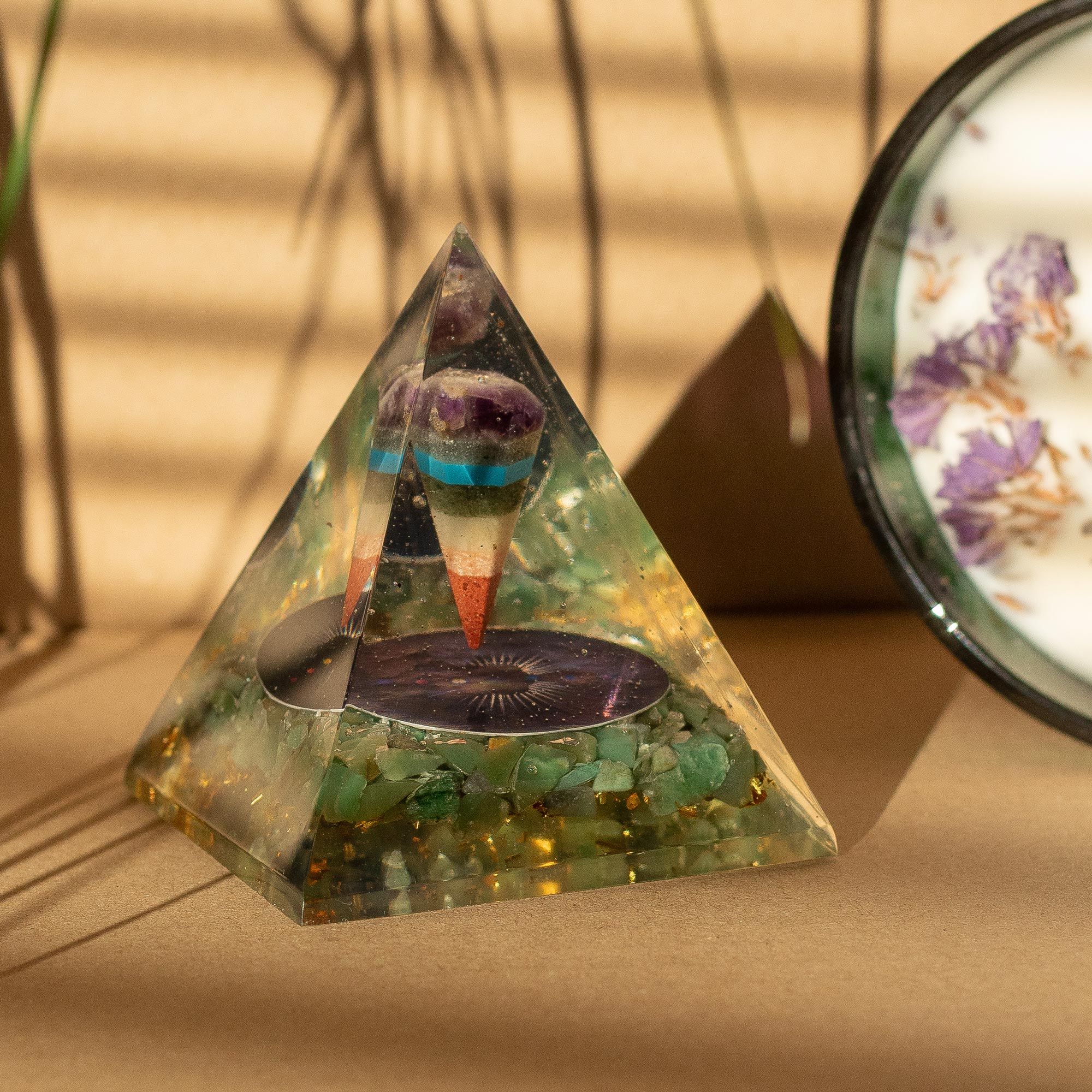 Middelgrote orgonietpiramide met pendel en groene aventurijnchips 7x6 cm