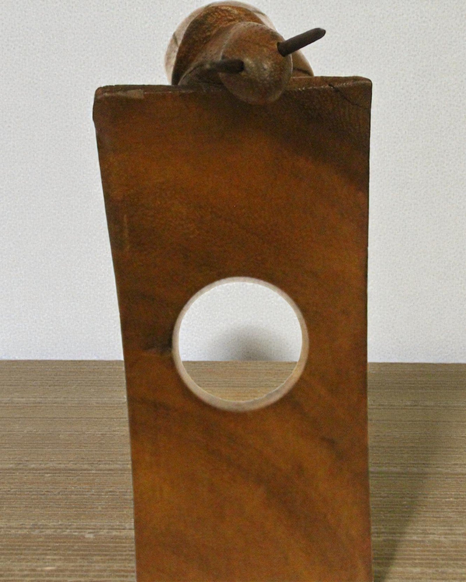 Sommelier slak – met de hand gesneden balancerende wijnfleshouder van suarhout